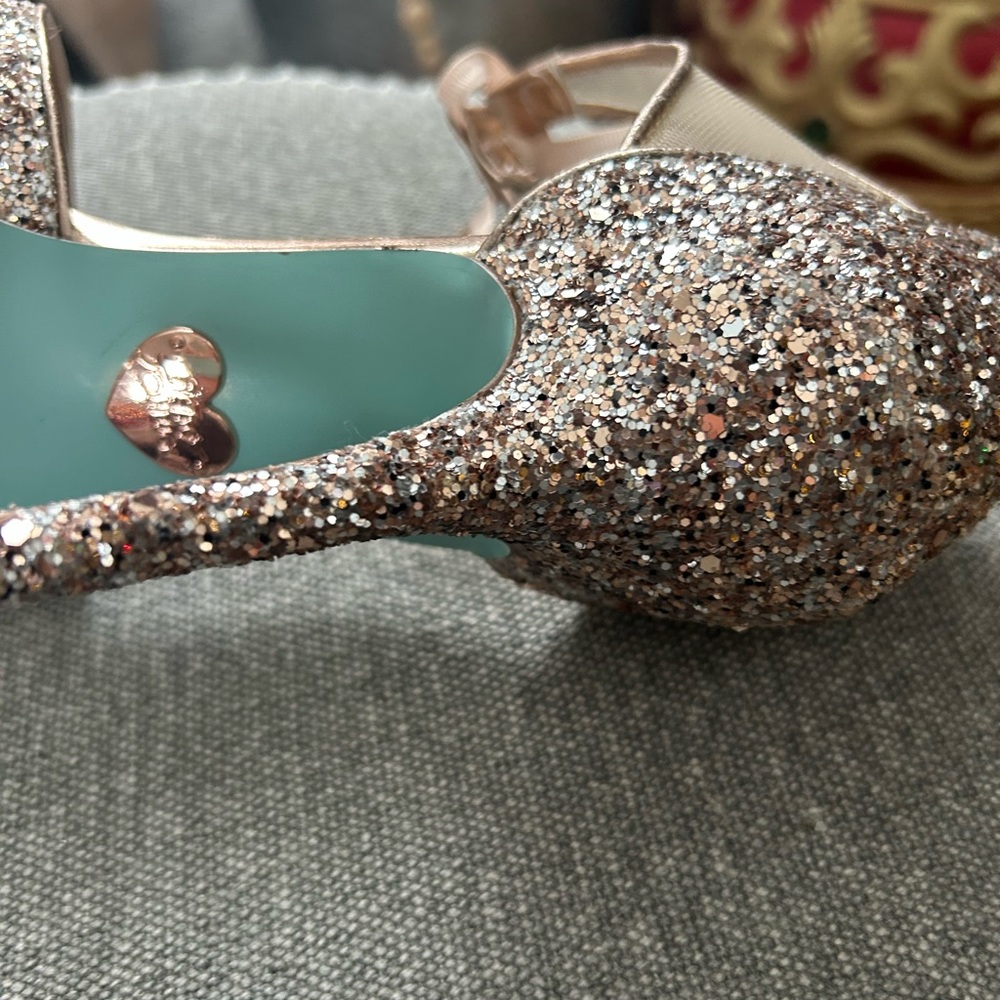 Elegant Glitter Pointed-Toe Heels - Picture 6 of 9
